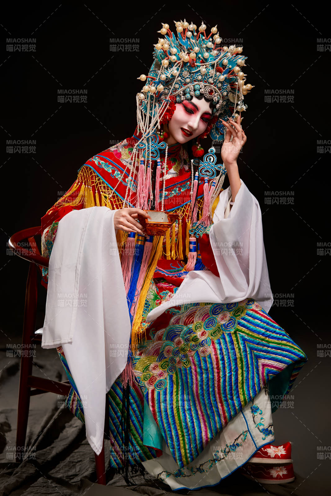 装扮国粹京剧贵妃醉酒角色形象的中国少女图片