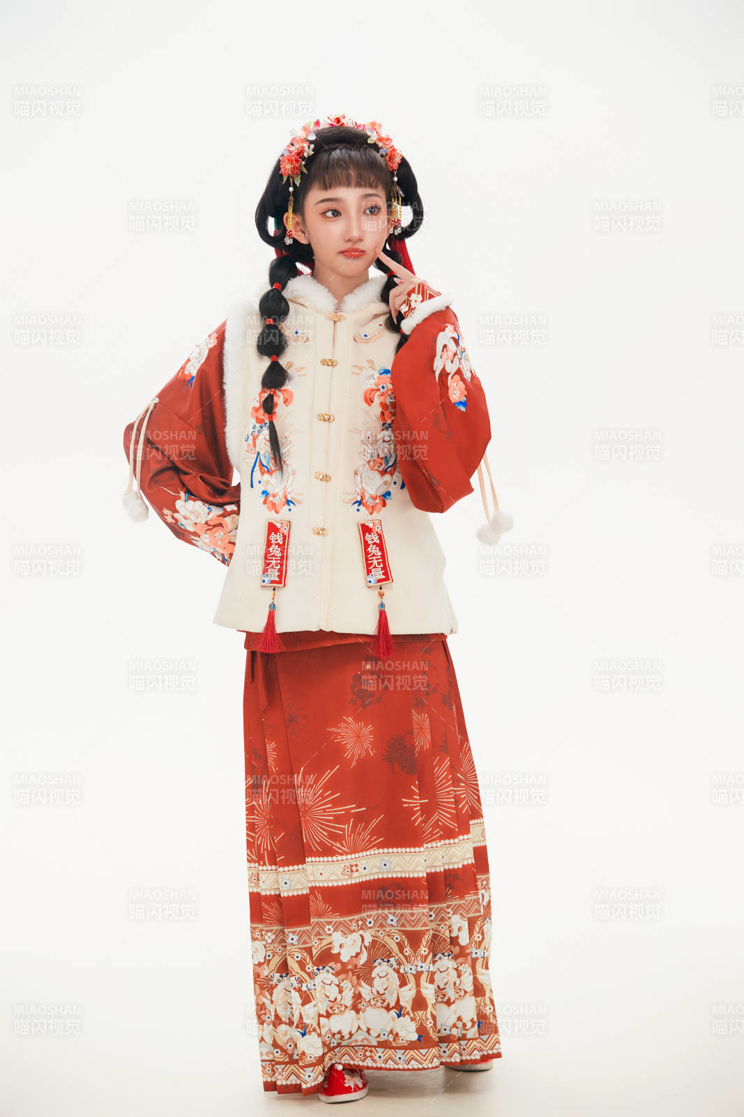 白色背景下身穿喜慶中式漢服的可愛少女