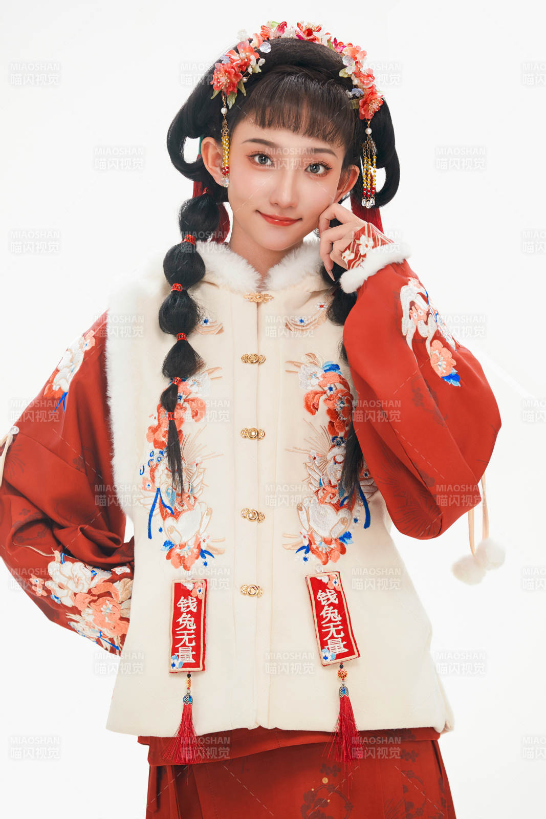 白色背景下身穿喜慶中式漢服的可愛少女