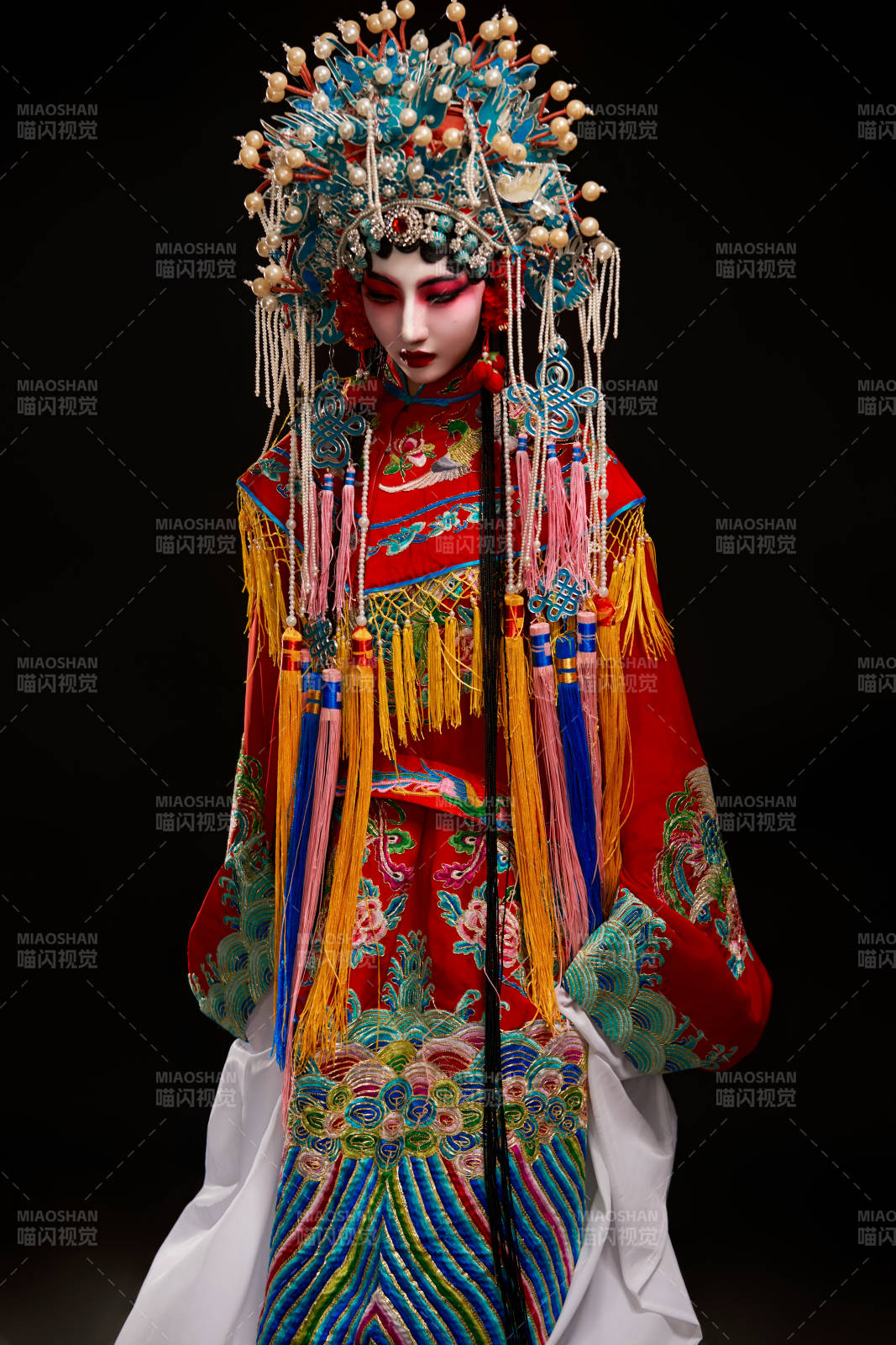 裝扮國粹京劇貴妃醉酒角色形象的中國少女