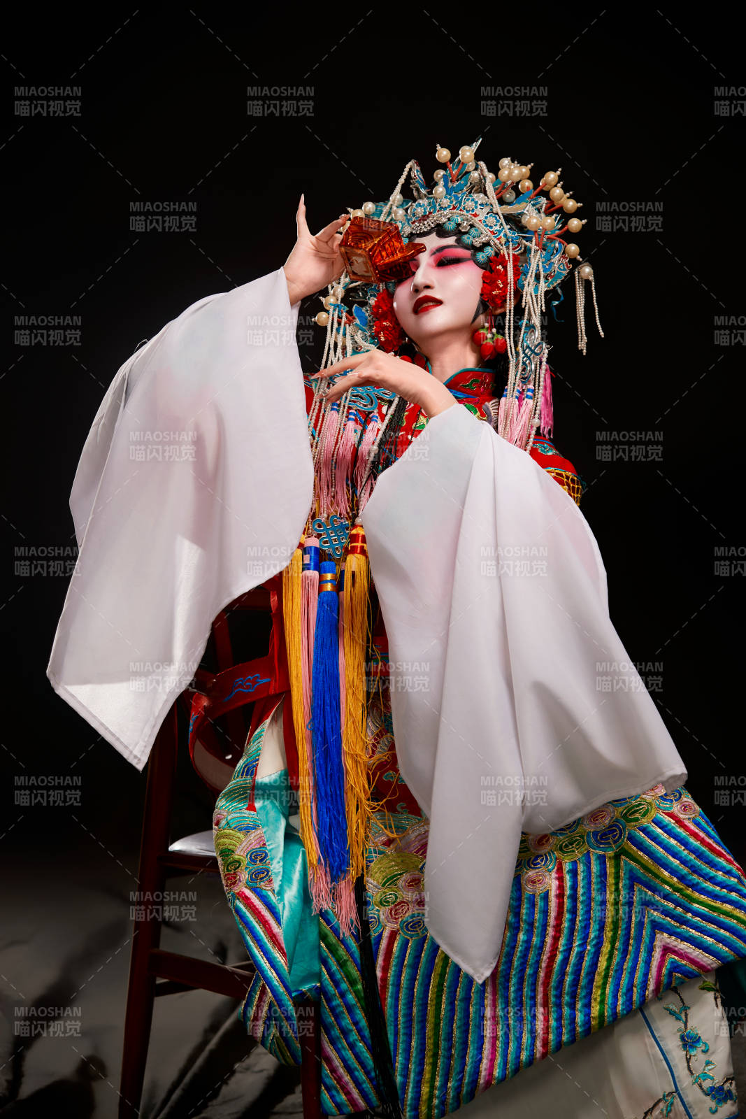 裝扮國粹京劇貴妃醉酒角色形象的中國少女