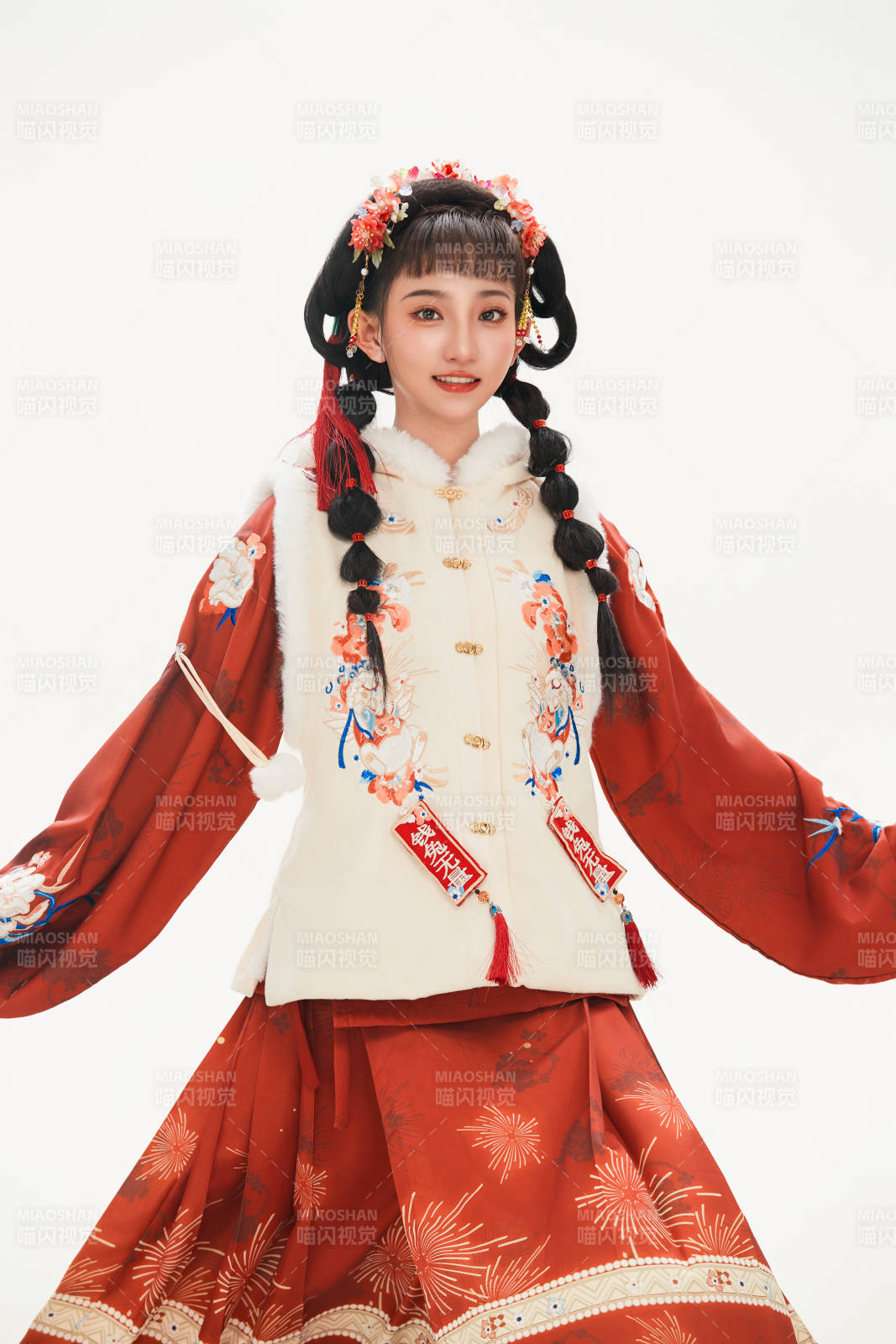 白色背景下身穿喜慶中式漢服的可愛少女