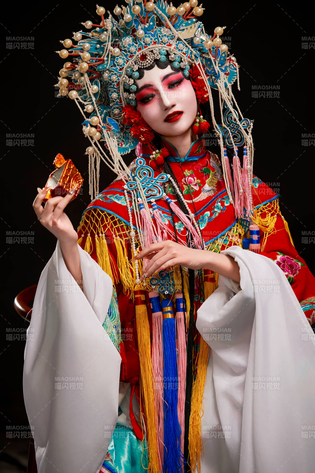 裝扮國粹京劇貴妃醉酒角色形象的中國少女