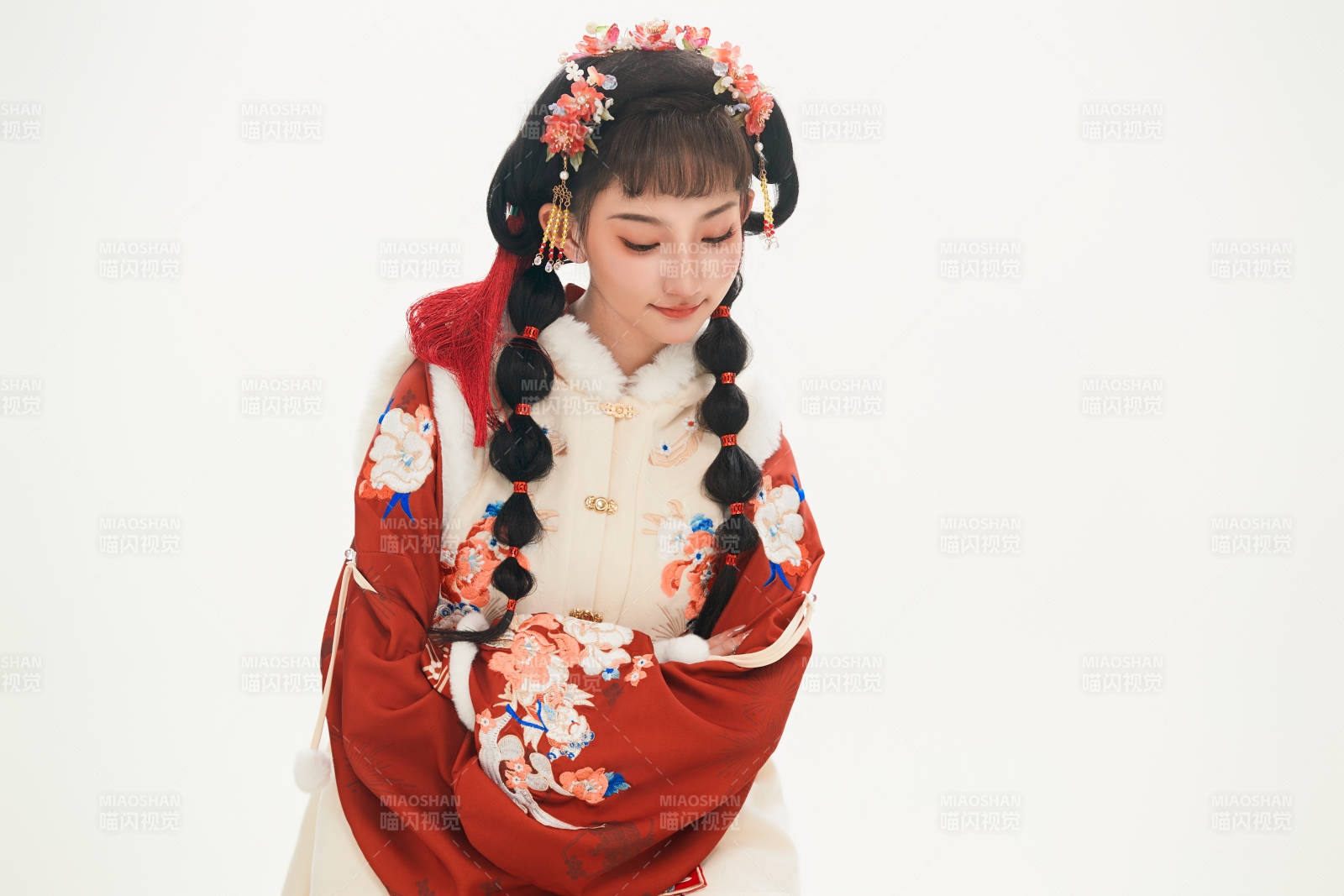 白色背景下身穿喜慶中式漢服的可愛少女