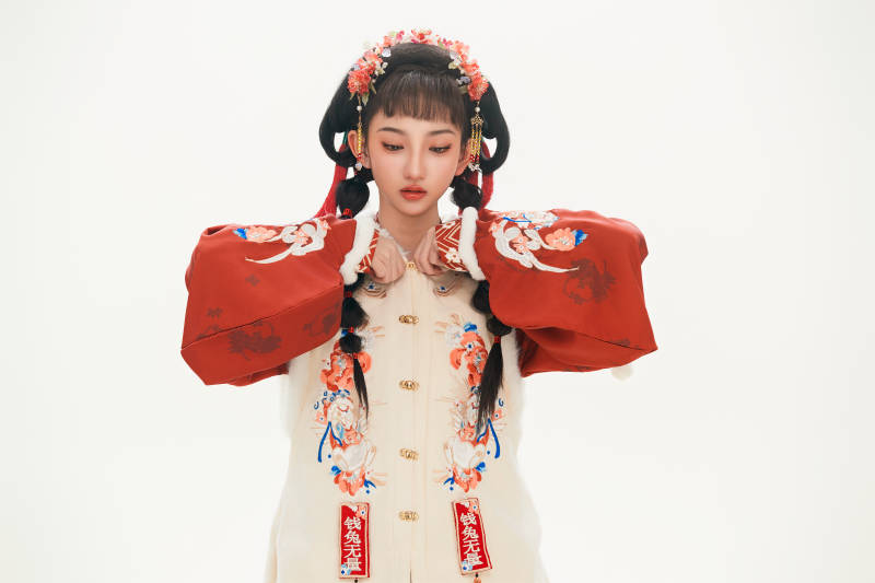 白色背景下身穿喜庆中式汉服的可爱少女