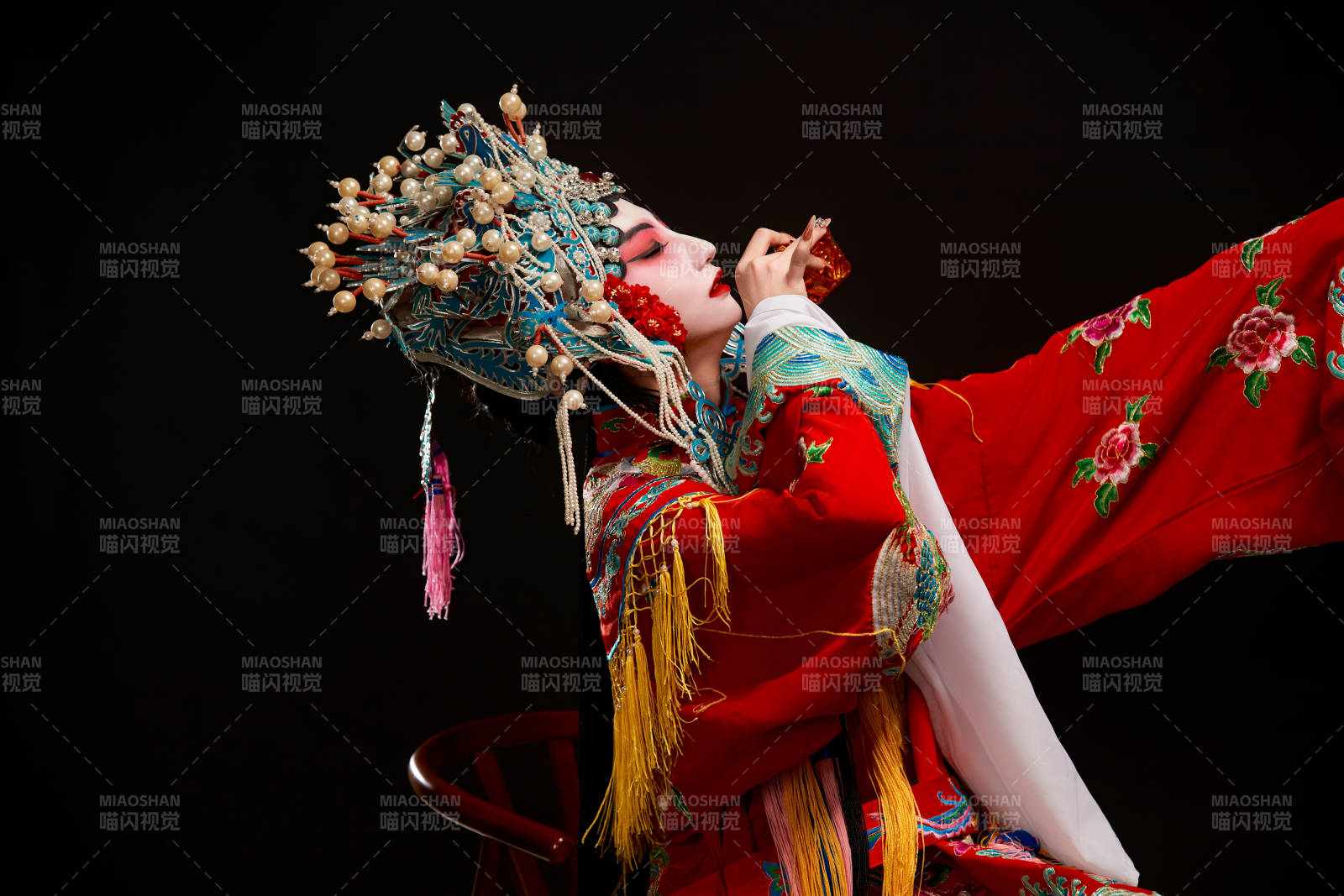 裝扮國粹京劇貴妃醉酒角色形象的中國少女