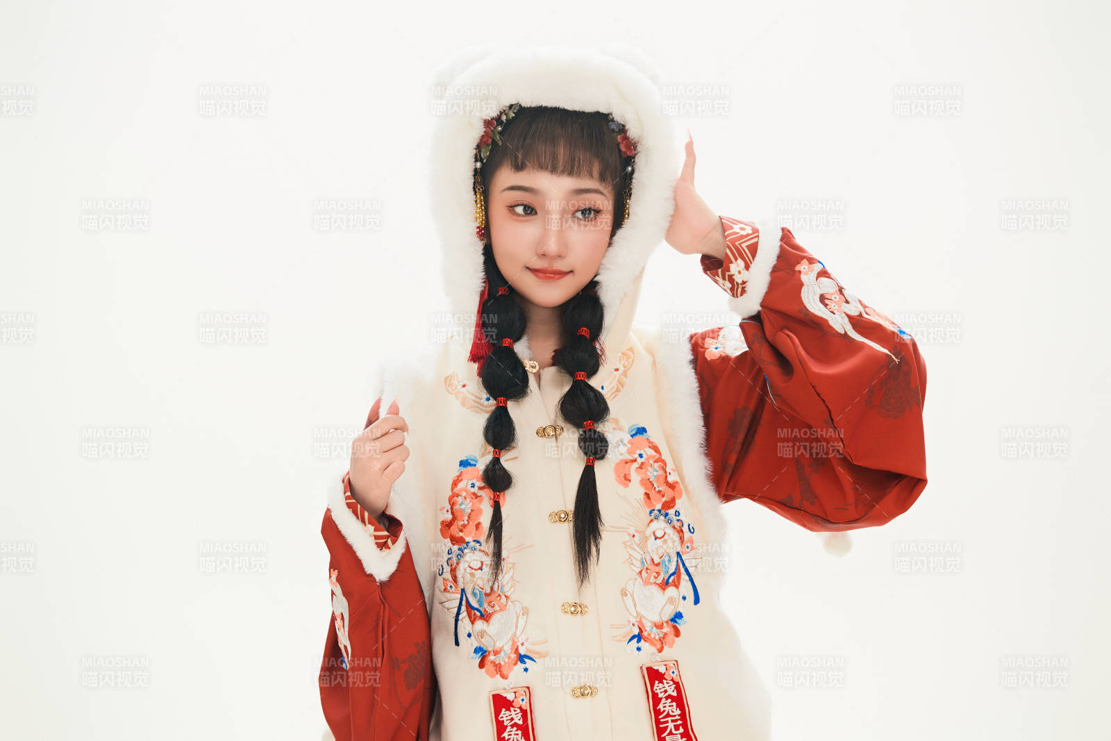 白色背景下身穿喜慶中式漢服的可愛少女