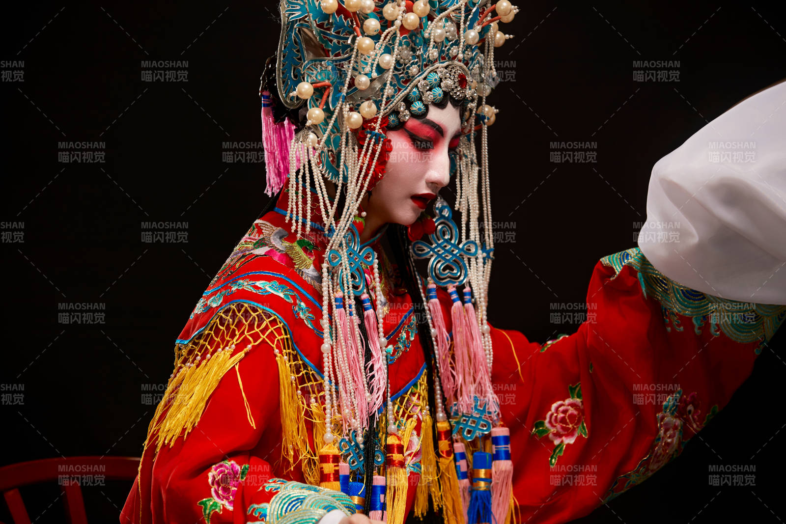 装扮国粹京剧贵妃醉酒角色形象的中国少女图片