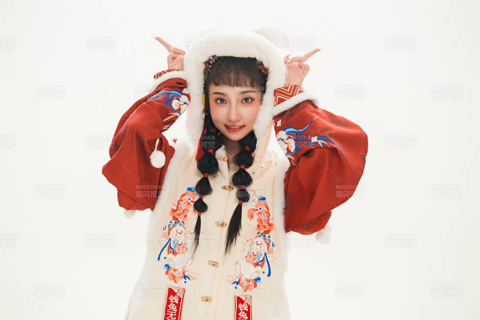 白色背景下身穿喜慶中式漢服的可愛少女