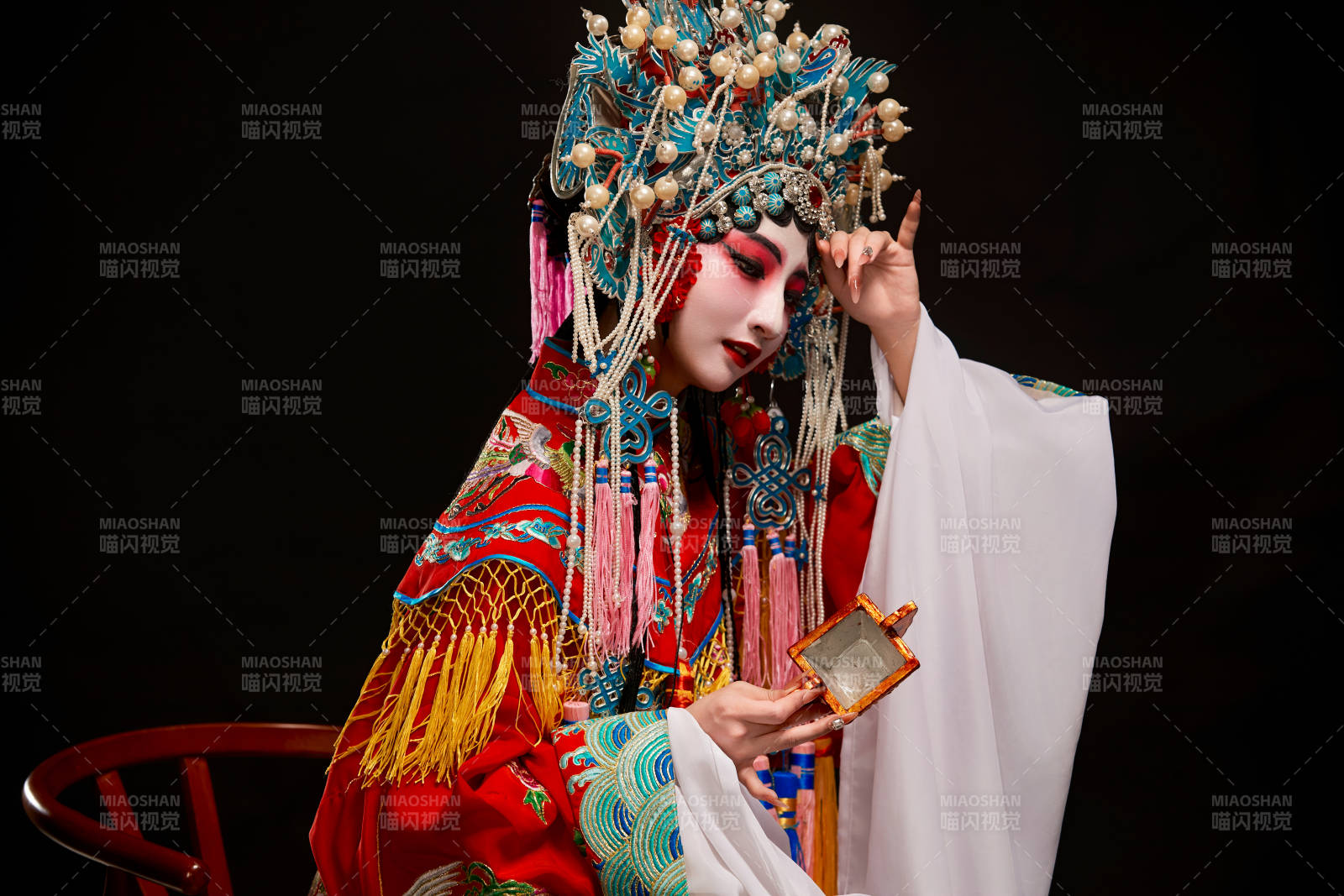 裝扮國粹京劇貴妃醉酒角色形象的中國少女