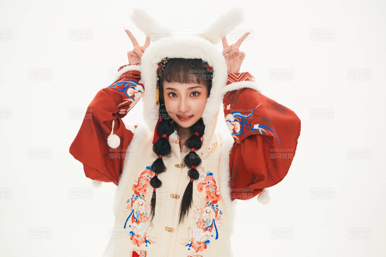 白色背景下身穿喜慶中式漢服的可愛少女