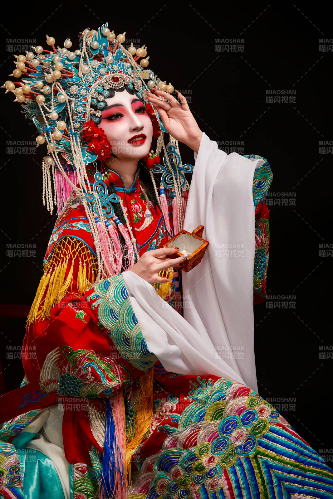 裝扮國粹京劇貴妃醉酒角色形象的中國少女