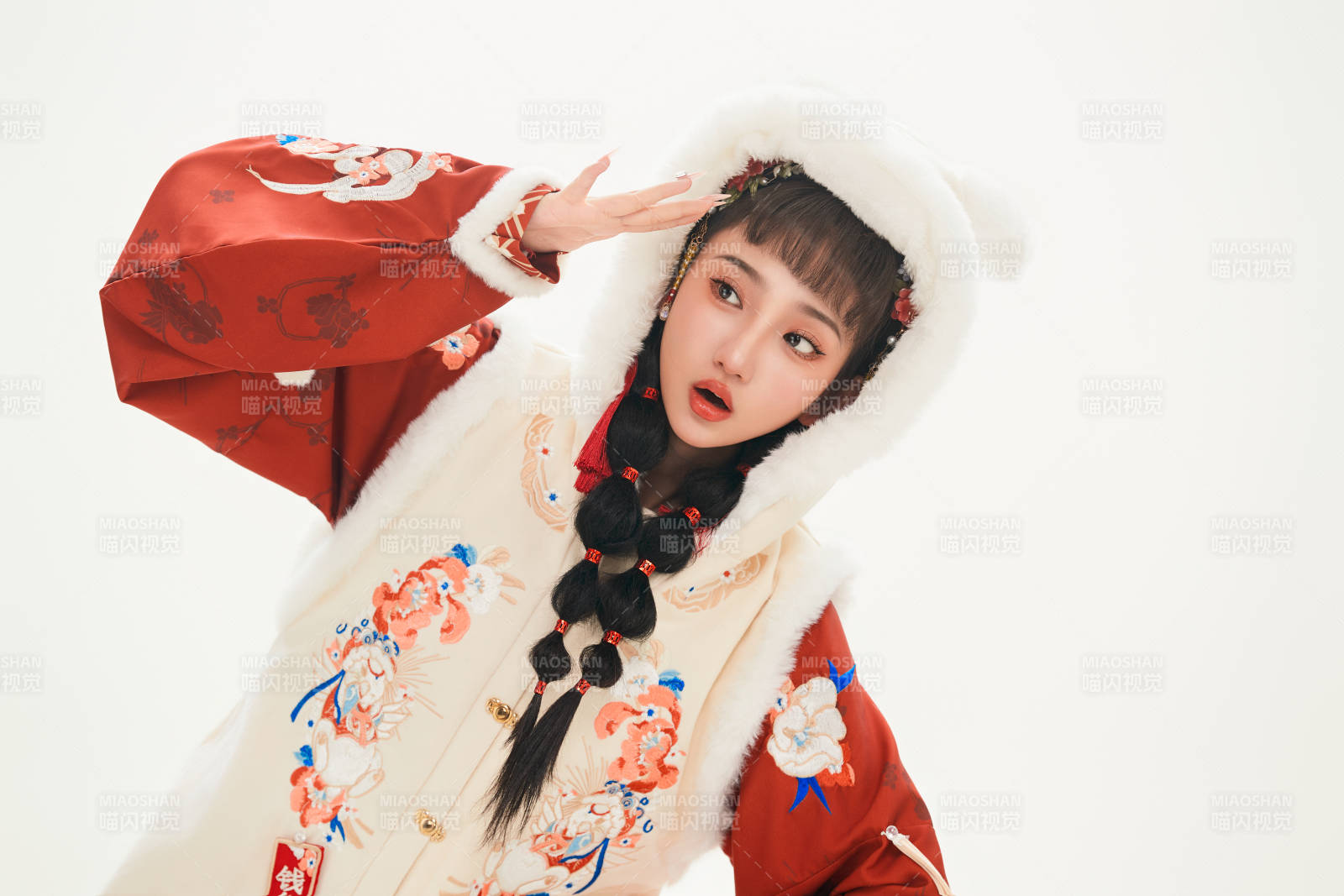 白色背景下身穿喜慶中式漢服的可愛少女