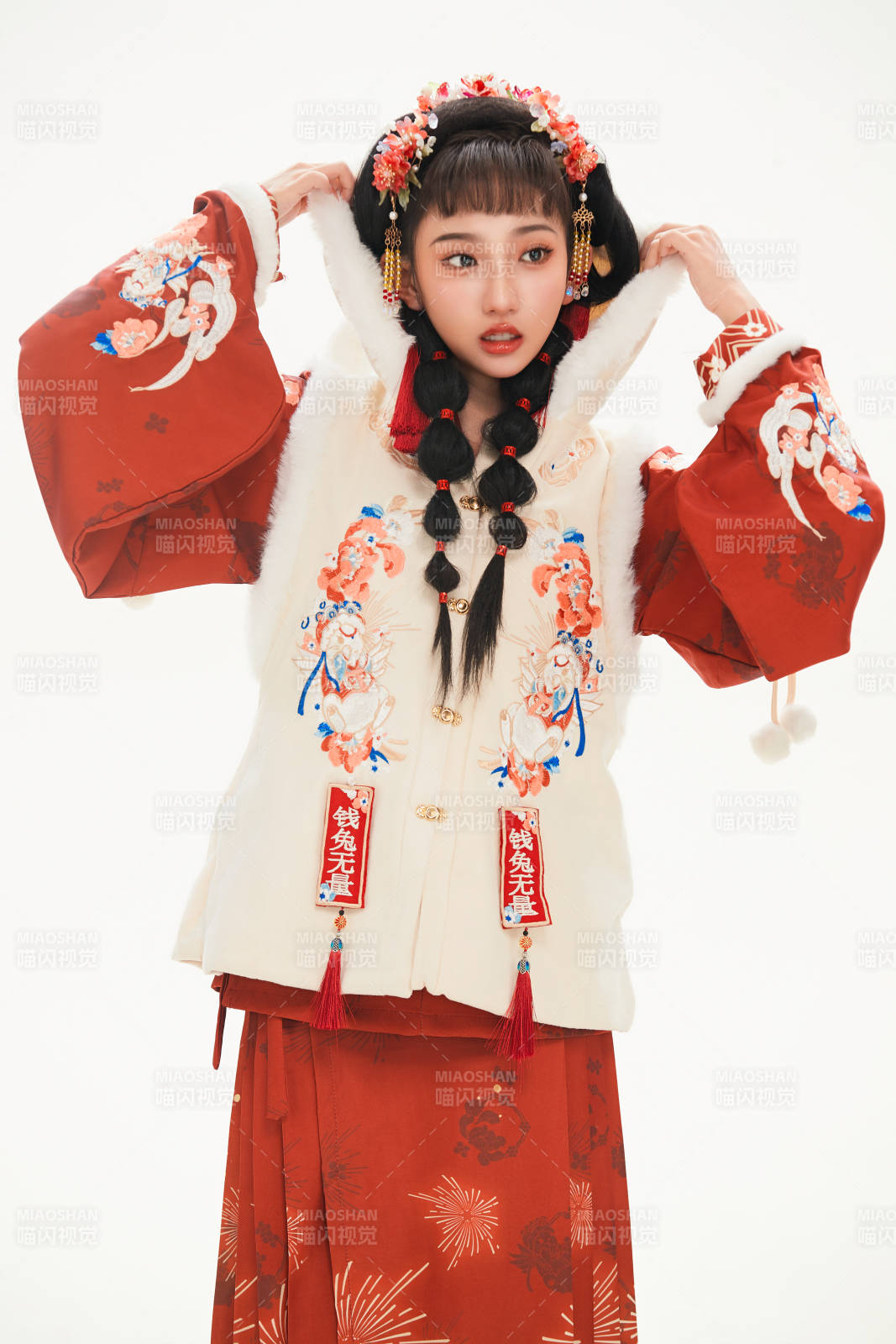 白色背景下身穿喜慶中式漢服的可愛少女