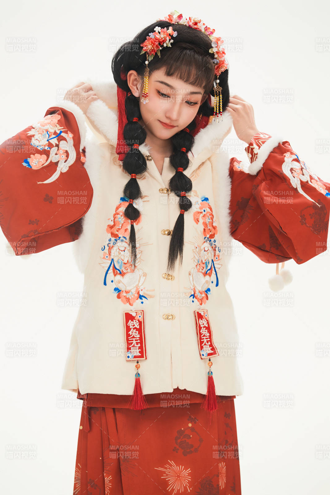 白色背景下身穿喜慶中式漢服的可愛少女