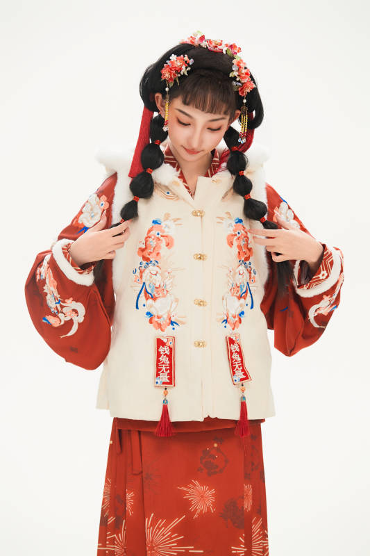 白色背景下身穿喜庆中式汉服的可爱少女