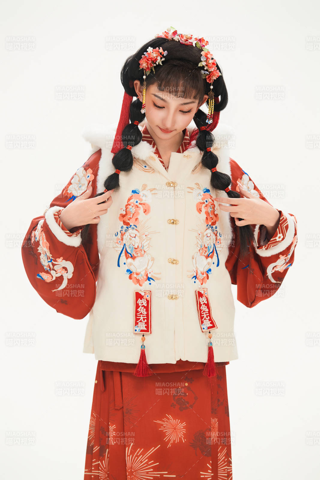 白色背景下身穿喜庆中式汉服的可爱少女