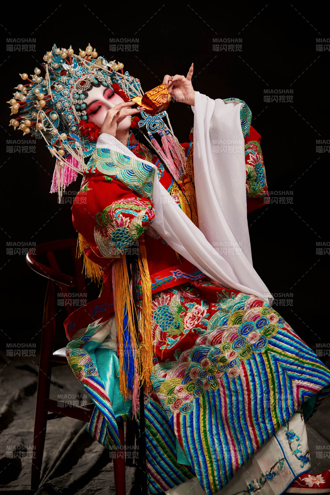 裝扮國(guó)粹京劇貴妃醉酒角色形象的中國(guó)少女