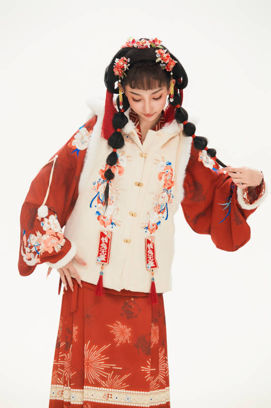 白色背景下身穿喜庆中式汉服的可爱少女