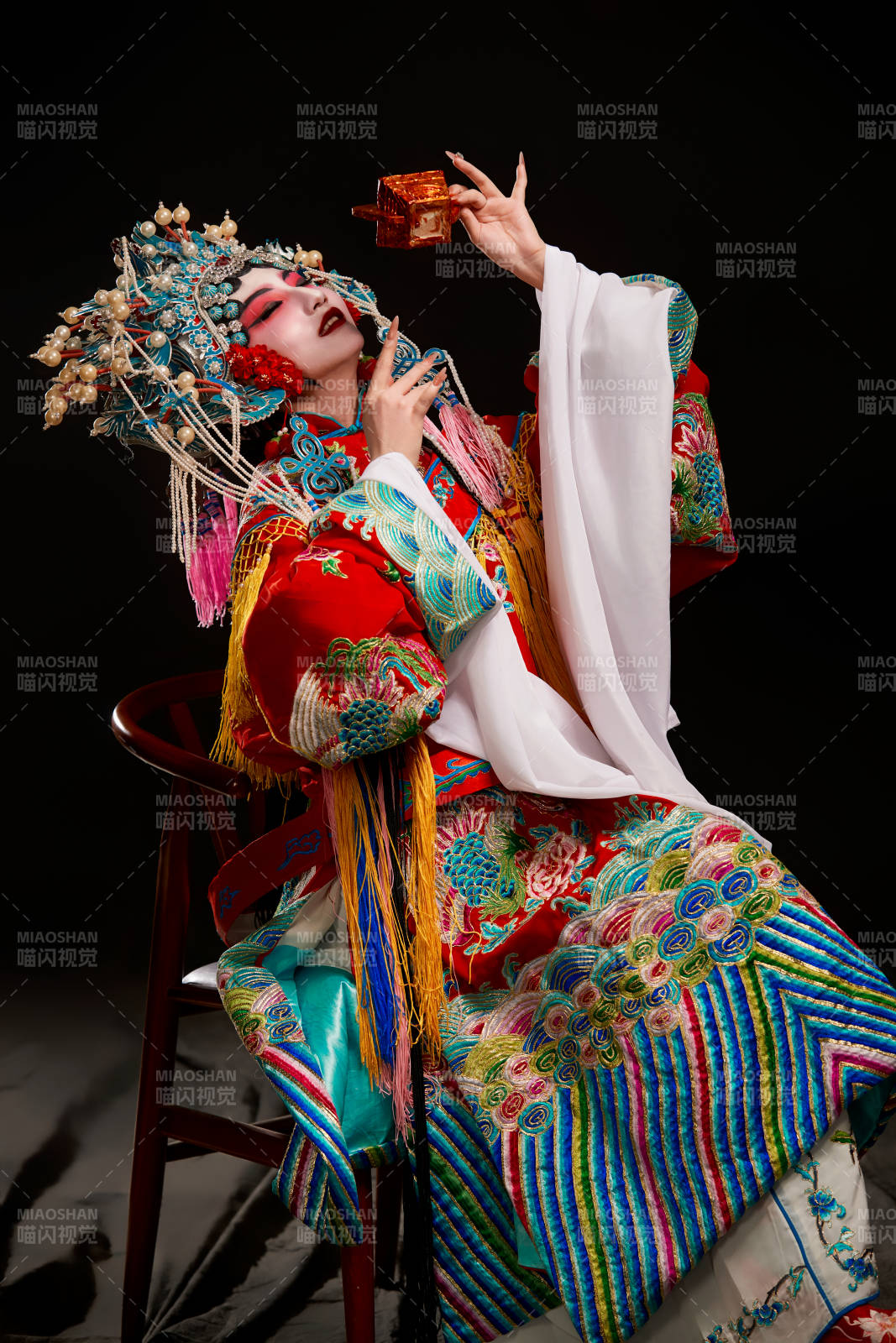 裝扮國粹京劇貴妃醉酒角色形象的中國少女