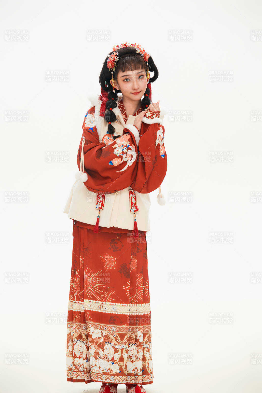 白色背景下身穿喜慶中式漢服的可愛少女