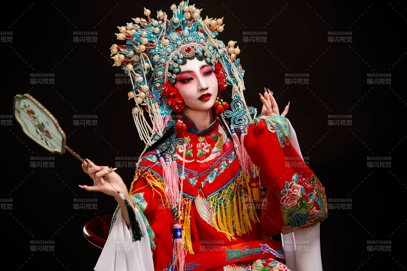 裝扮國粹京劇貴妃醉酒角色形象的中國少女