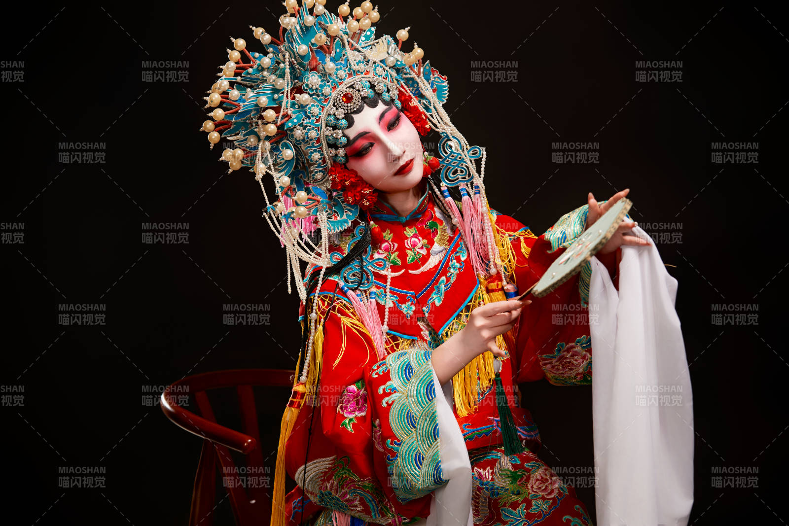 裝扮國粹京劇貴妃醉酒角色形象的中國少女