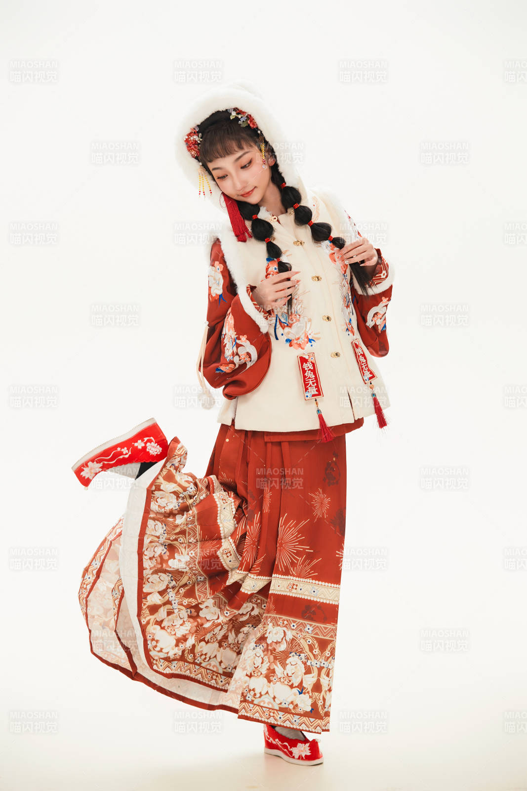 白色背景下身穿喜慶中式漢服的可愛少女