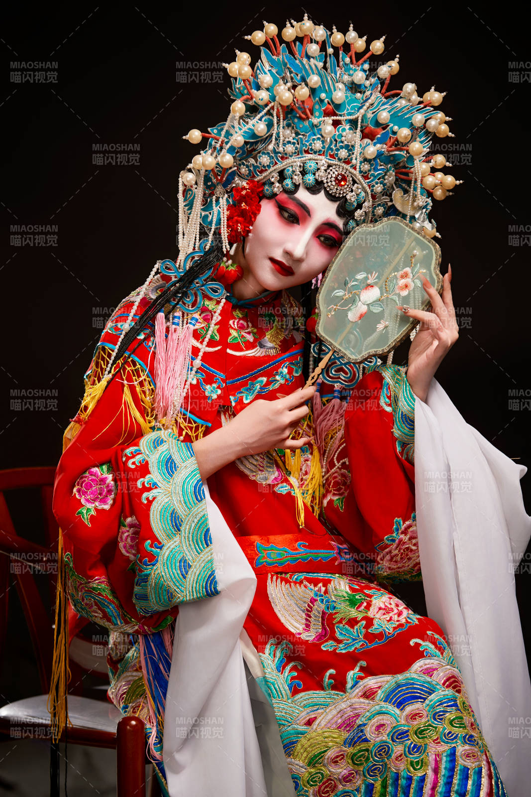 裝扮國粹京劇貴妃醉酒角色形象的中國少女