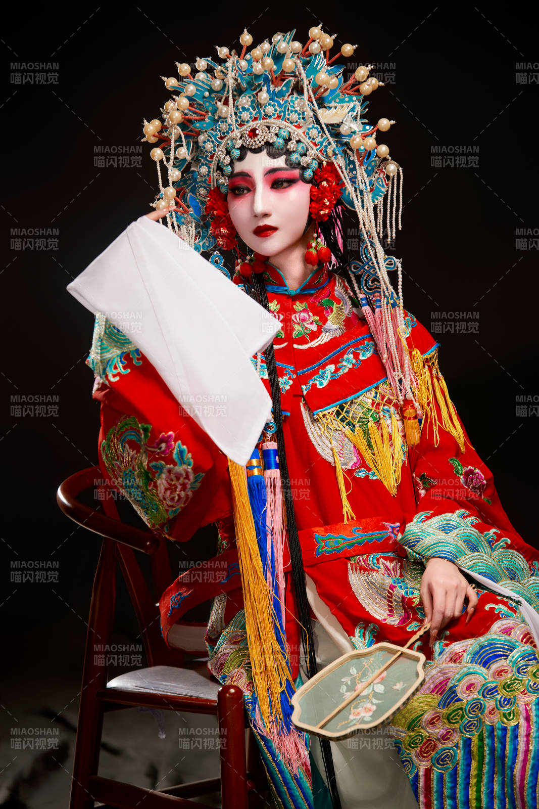 裝扮國粹京劇貴妃醉酒角色形象的中國少女