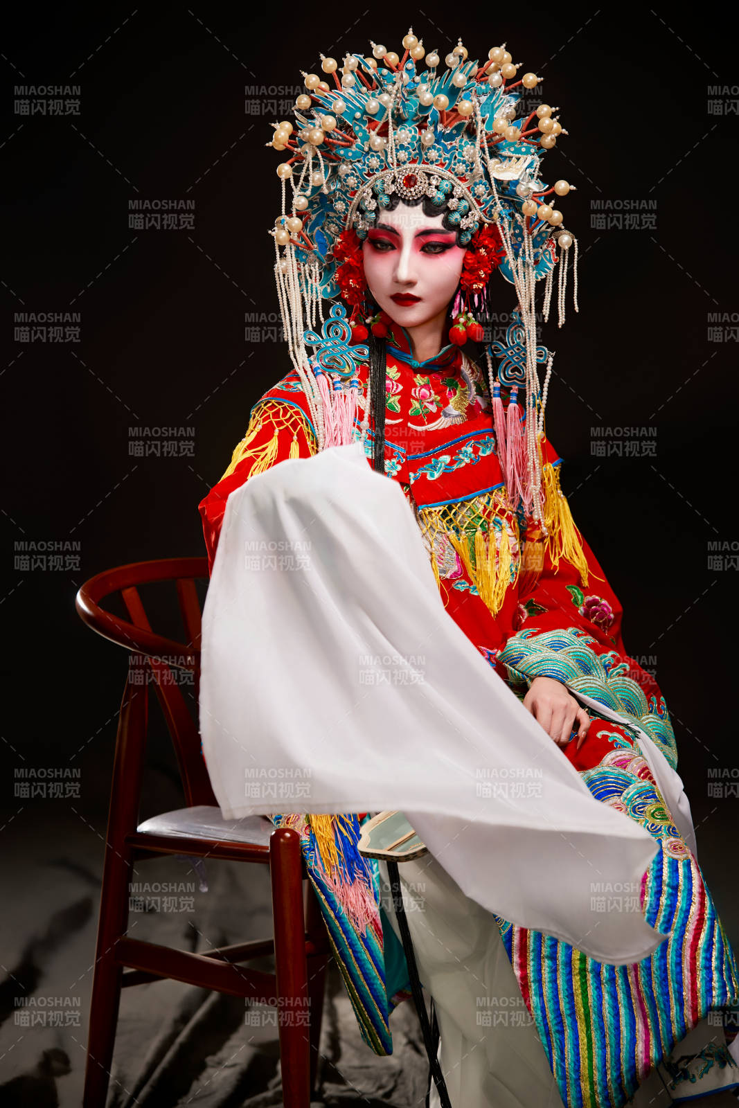 裝扮國粹京劇貴妃醉酒角色形象的中國少女