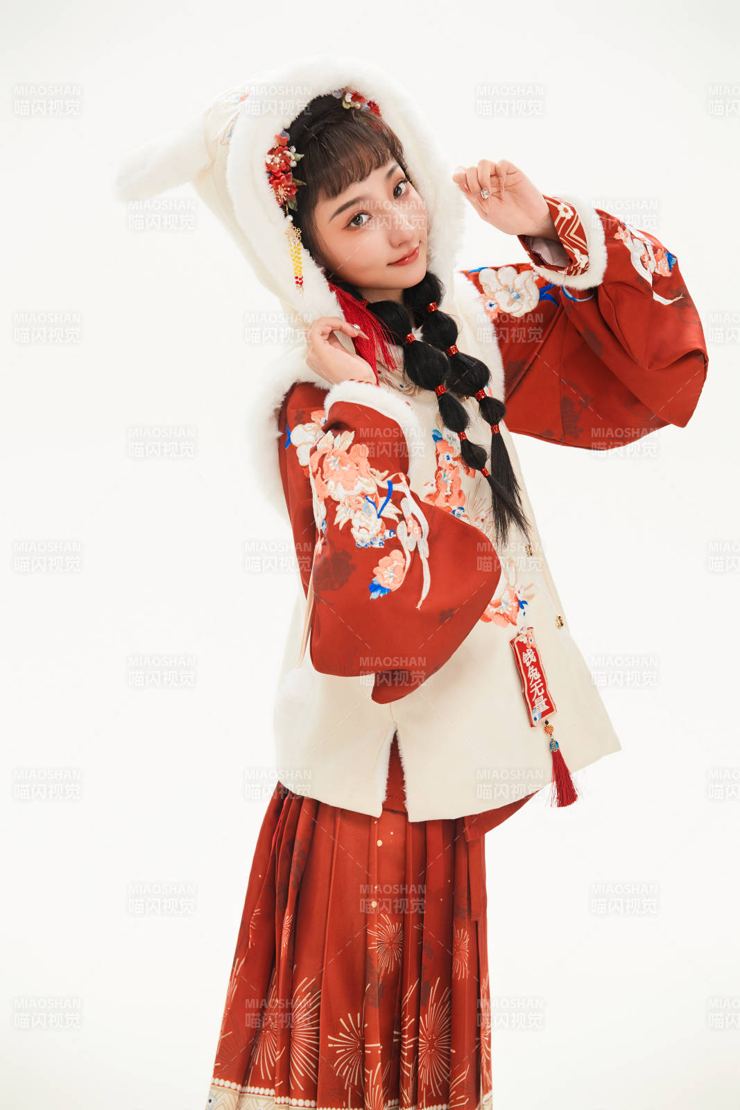 白色背景下身穿喜慶中式漢服的可愛少女