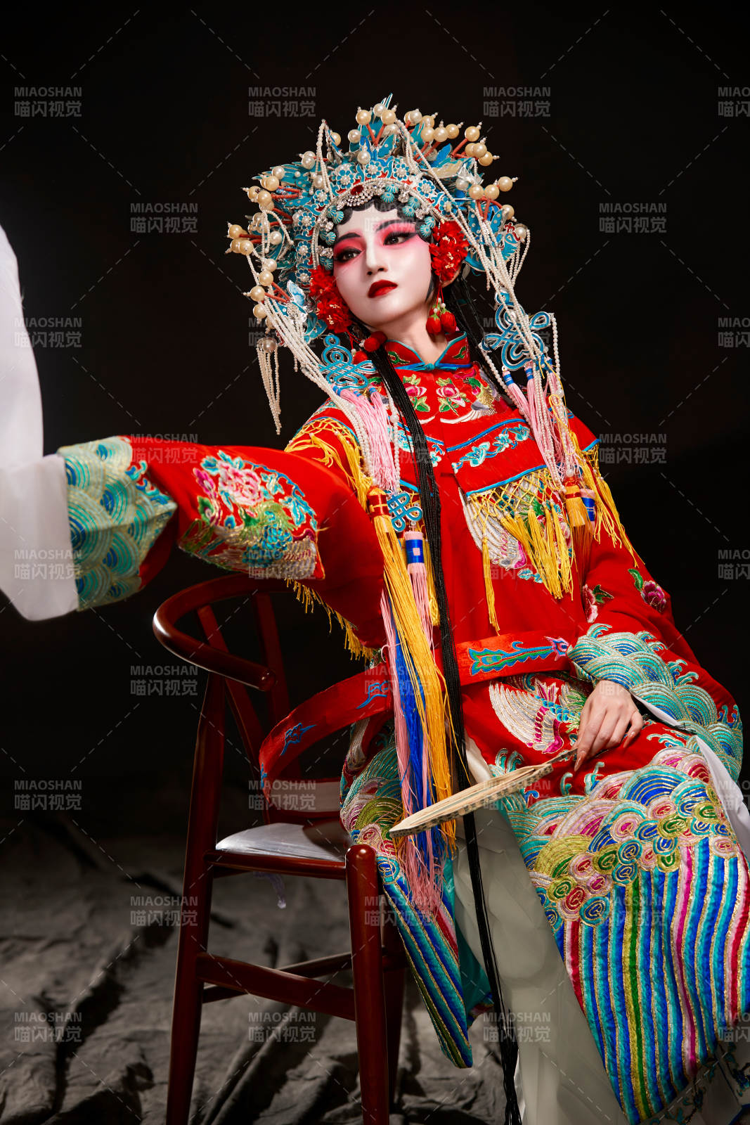 裝扮國粹京劇貴妃醉酒角色形象的中國少女