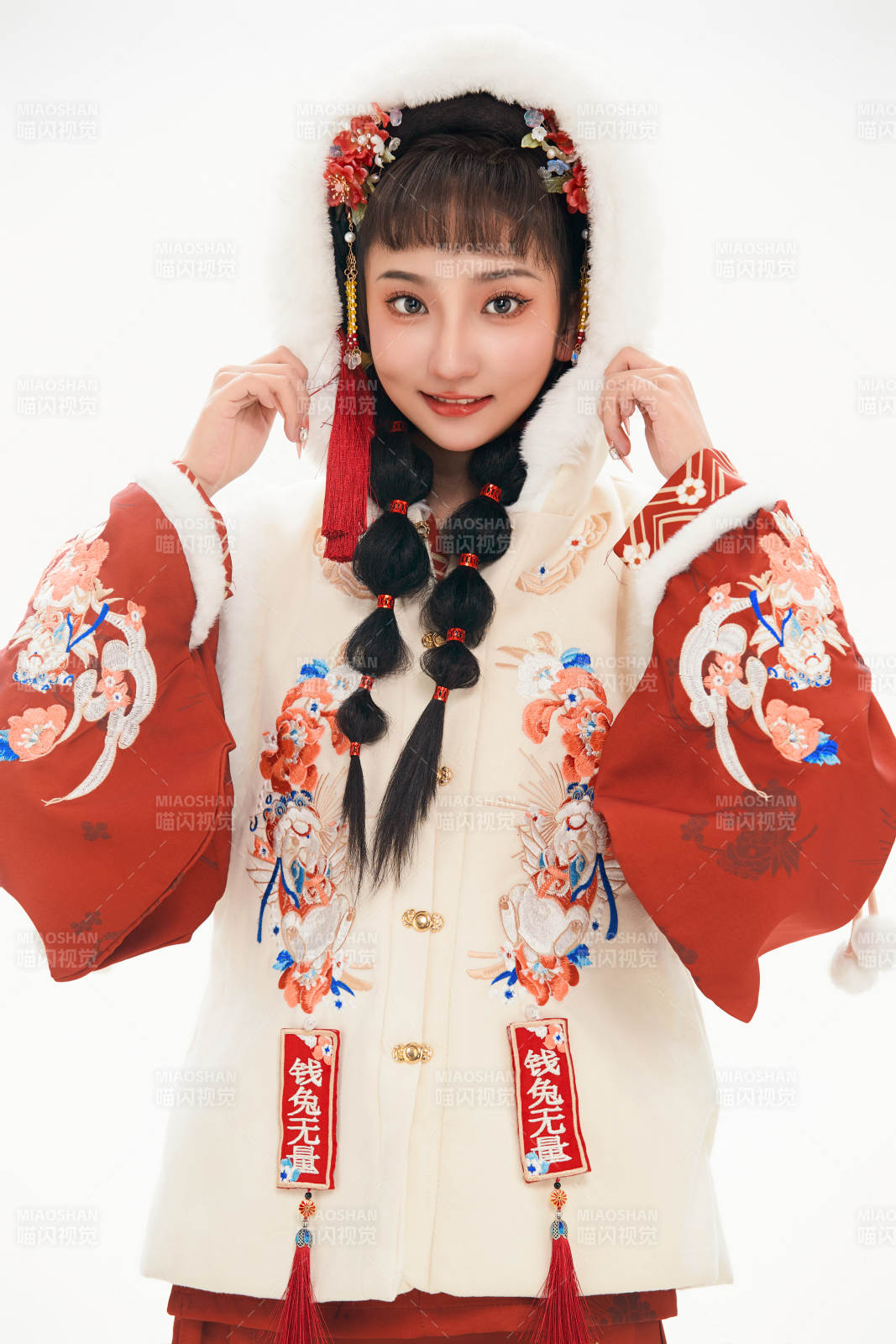 白色背景下身穿喜慶中式漢服的可愛少女