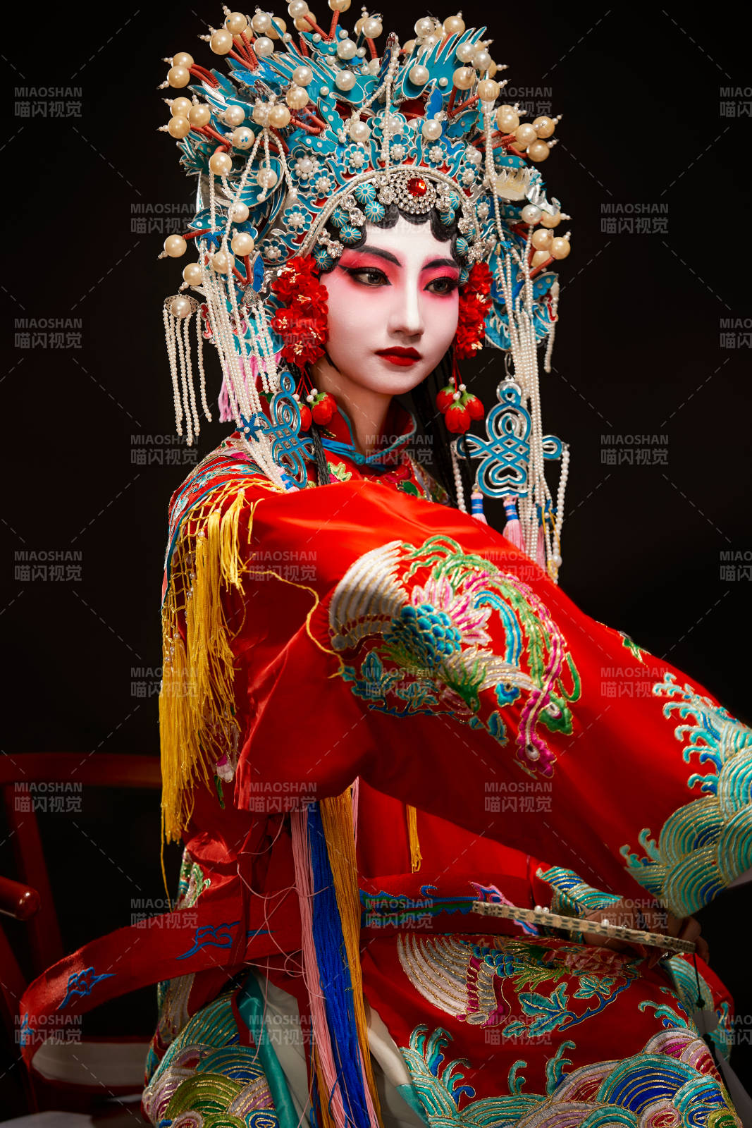 裝扮國粹京劇貴妃醉酒角色形象的中國少女