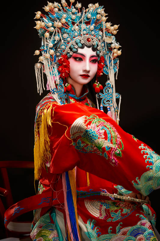 装扮国粹京剧贵妃醉酒角色形象的中国少女