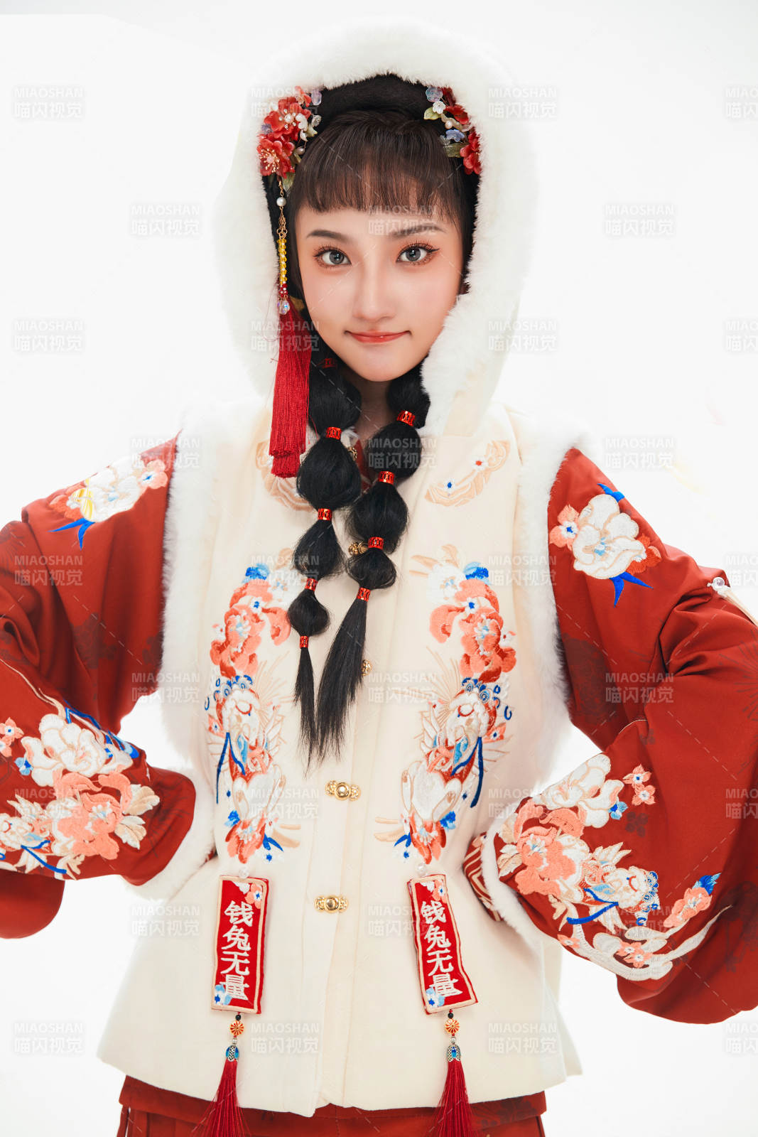 白色背景下身穿喜慶中式漢服的可愛(ài)少女