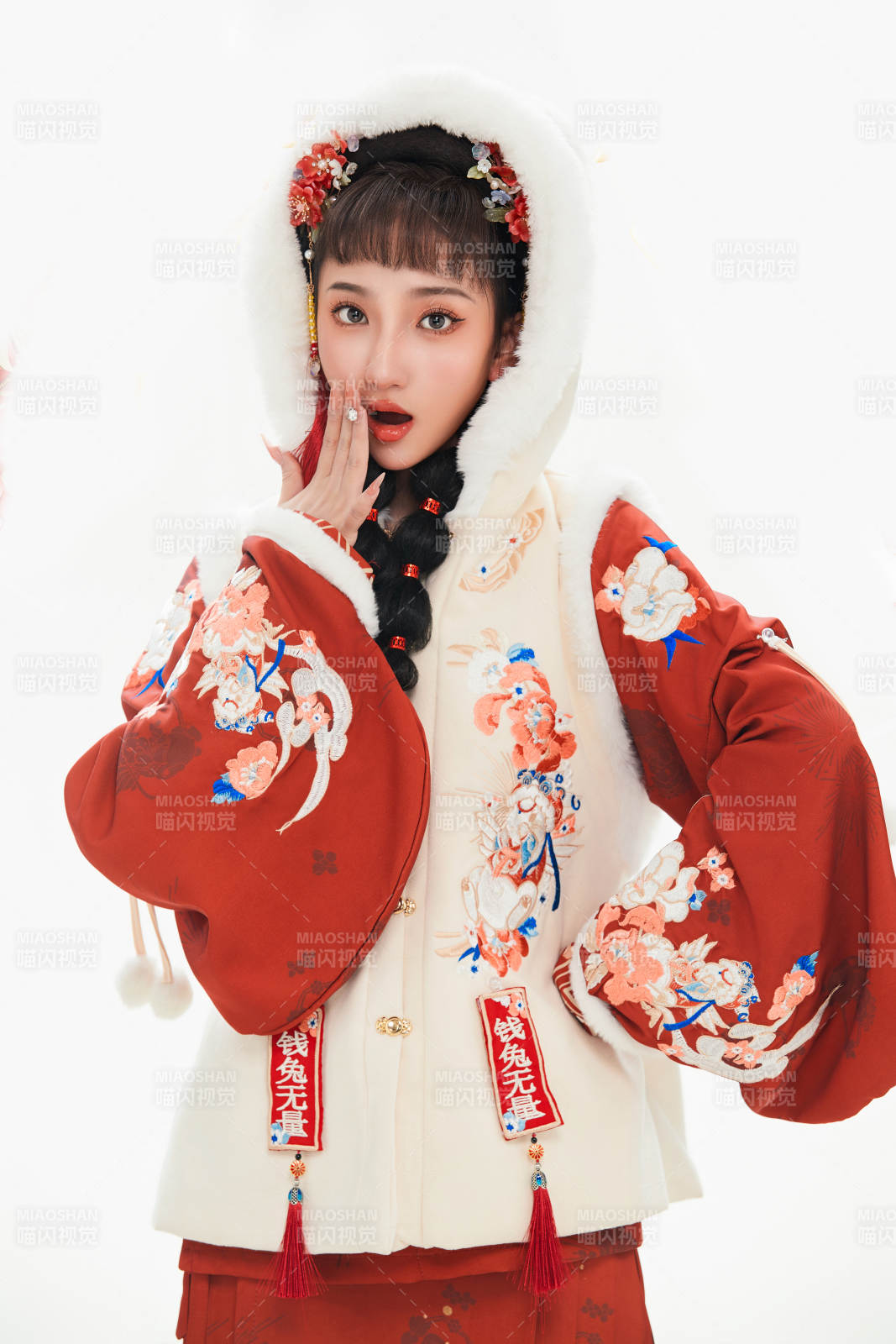 白色背景下身穿喜庆中式汉服的可爱少女