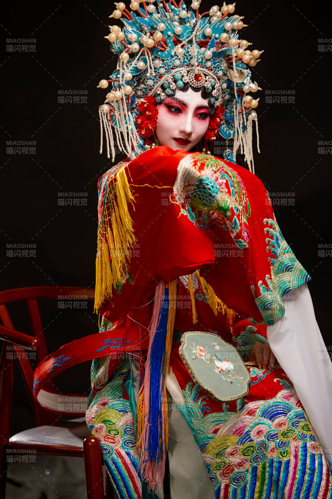 裝扮國粹京劇貴妃醉酒角色形象的中國少女