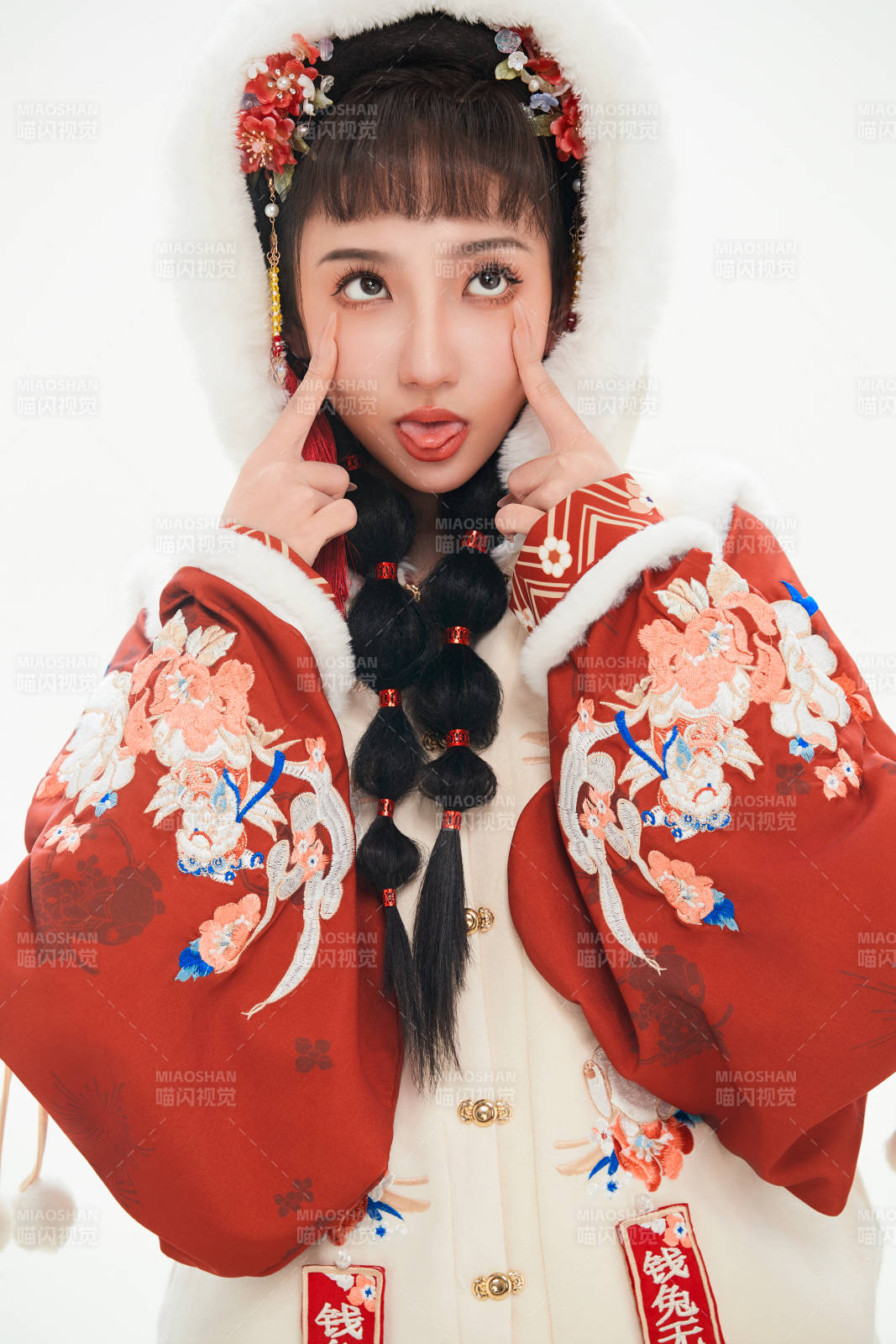 白色背景下身穿喜慶中式漢服的可愛少女