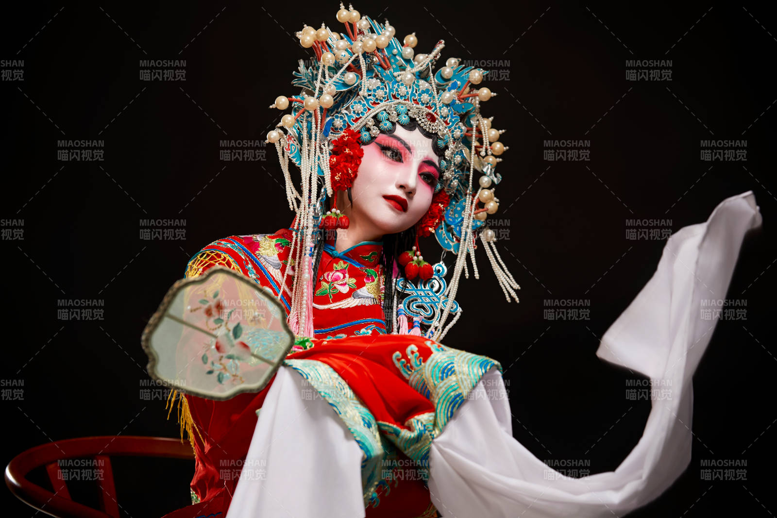 裝扮國粹京劇貴妃醉酒角色形象的中國少女