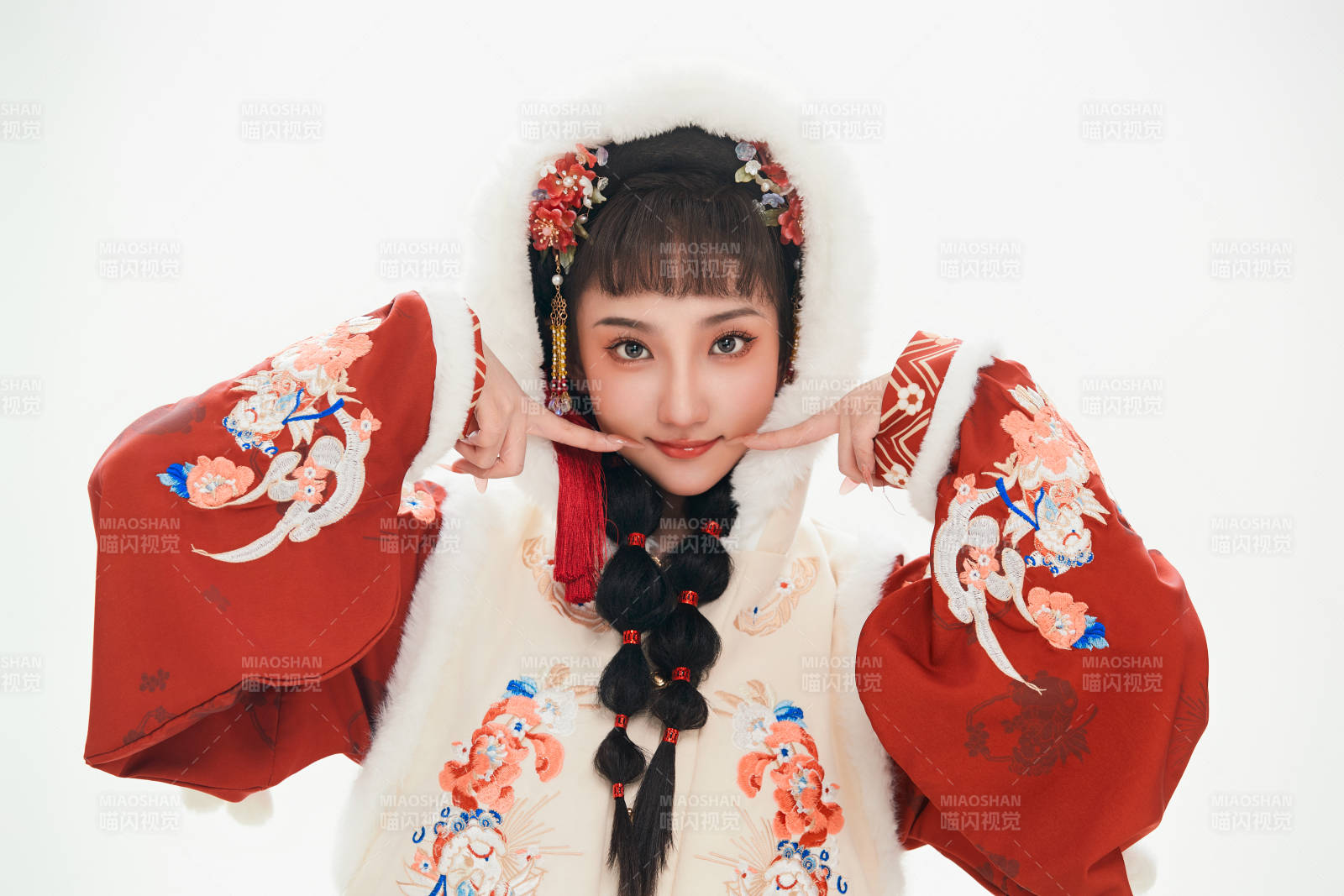 白色背景下身穿喜慶中式漢服的可愛少女