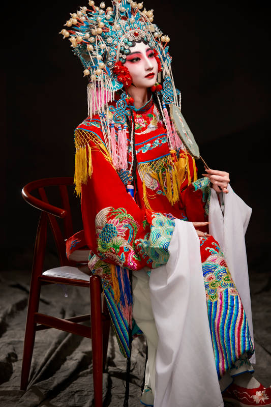 装扮国粹京剧贵妃醉酒角色形象的中国少女