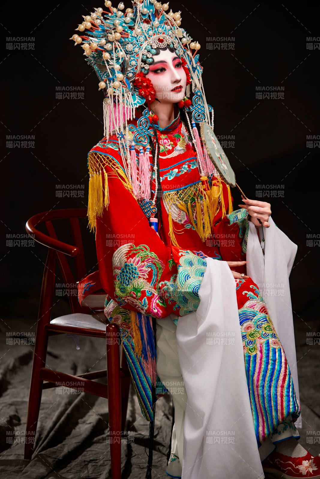 裝扮國粹京劇貴妃醉酒角色形象的中國少女