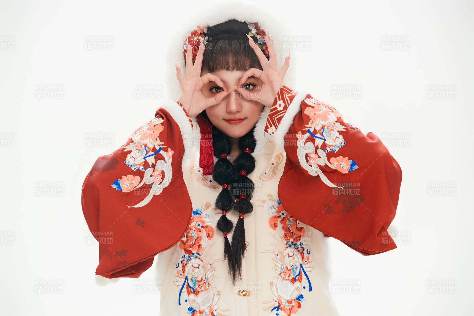 白色背景下身穿喜慶中式漢服的可愛少女