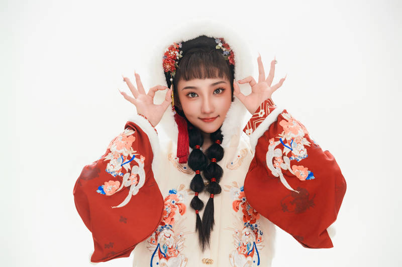 白色背景下身穿喜庆中式汉服的可爱少女