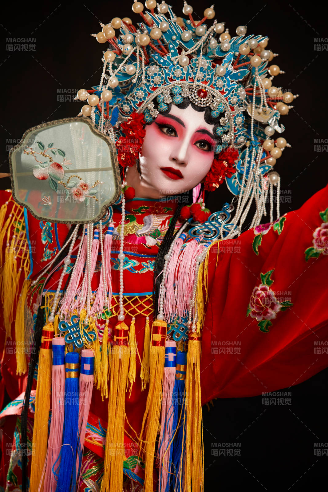 裝扮國粹京劇貴妃醉酒角色形象的中國少女