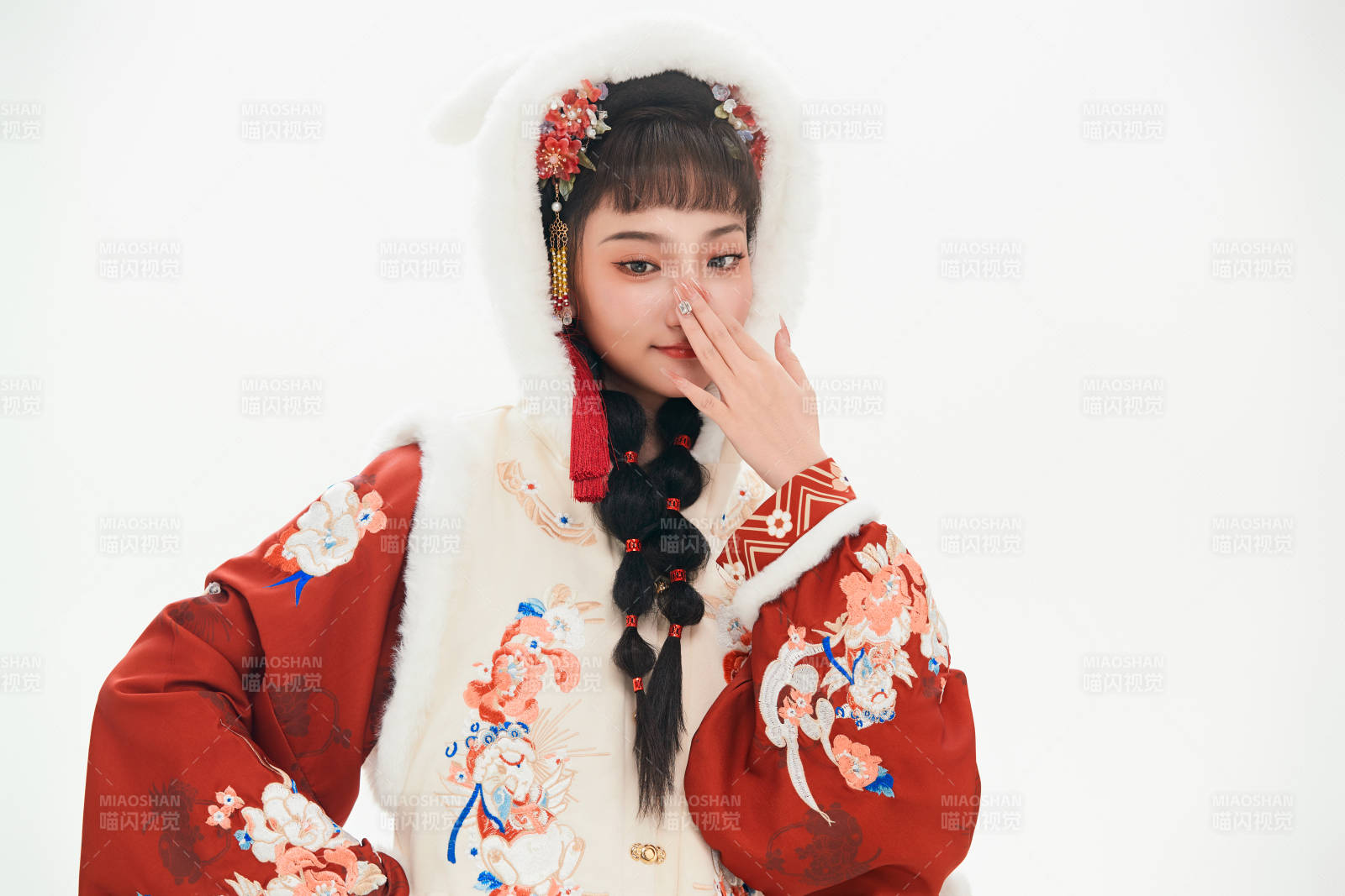 白色背景下身穿喜慶中式漢服的可愛少女