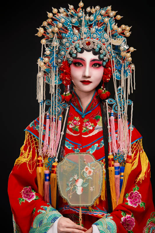 装扮国粹京剧贵妃醉酒角色形象的中国少女