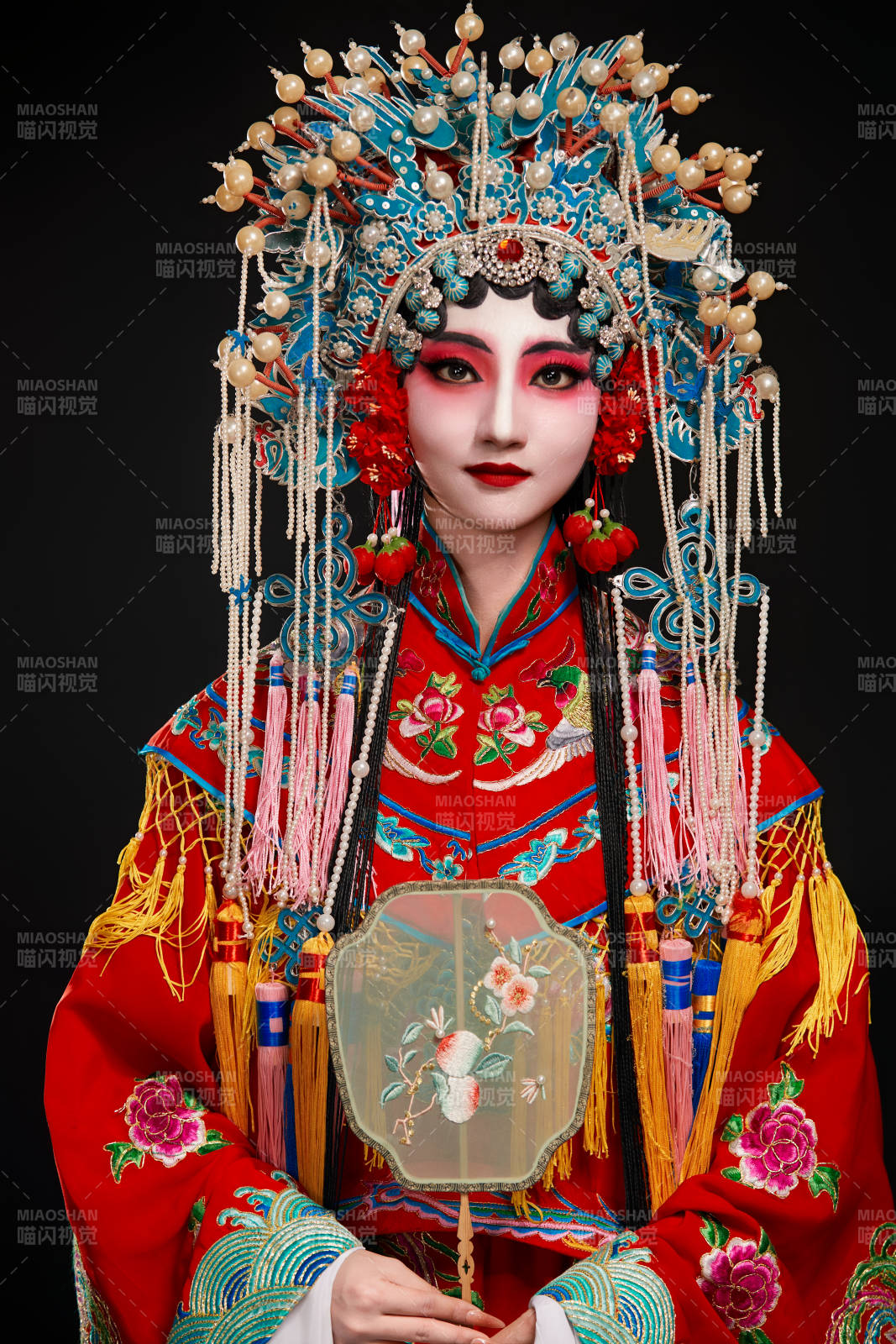 裝扮國粹京劇貴妃醉酒角色形象的中國少女